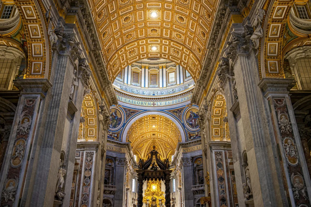 Navata della Basilica di San Pietro con il baldacchino del Bernini