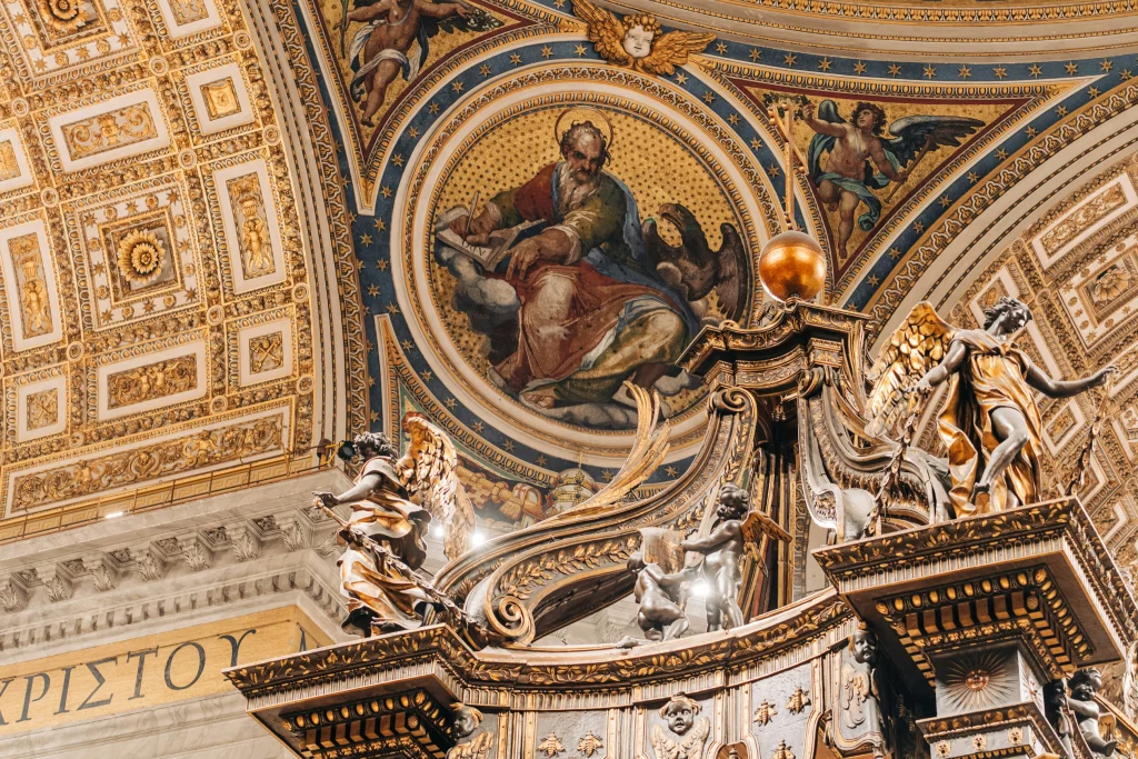 Affresco e statua dorata nella Basilica di San Pietro