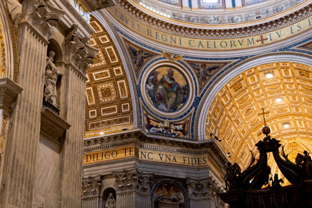 Volta della cupola con fascio di luce, Basilica di San Pietro