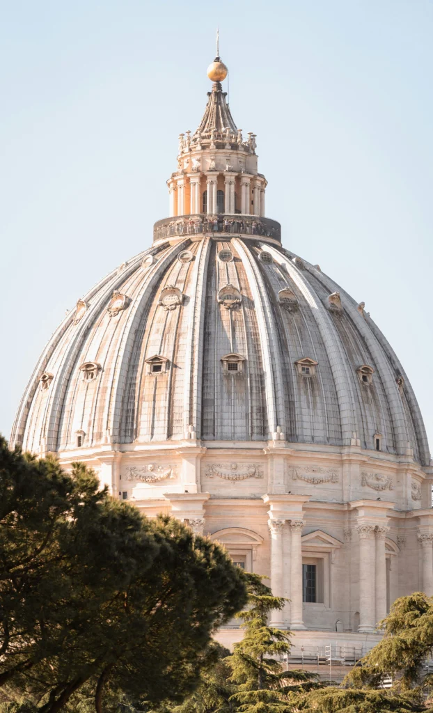 Cupola di San Pietro contro il cielo azzurro