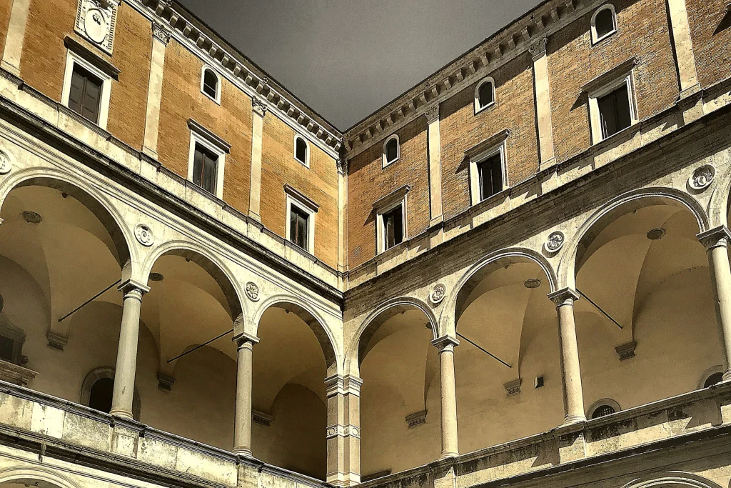 Cortile rinascimentale a Roma, arcate su due piani