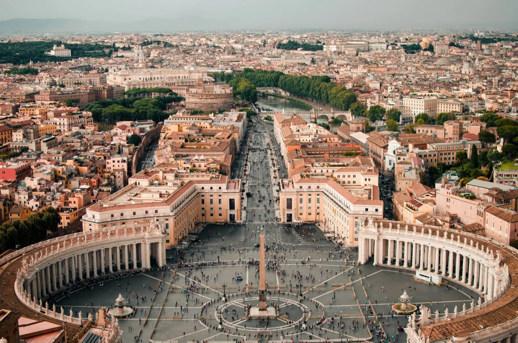 Colonnato e piazza monumentale a Roma
